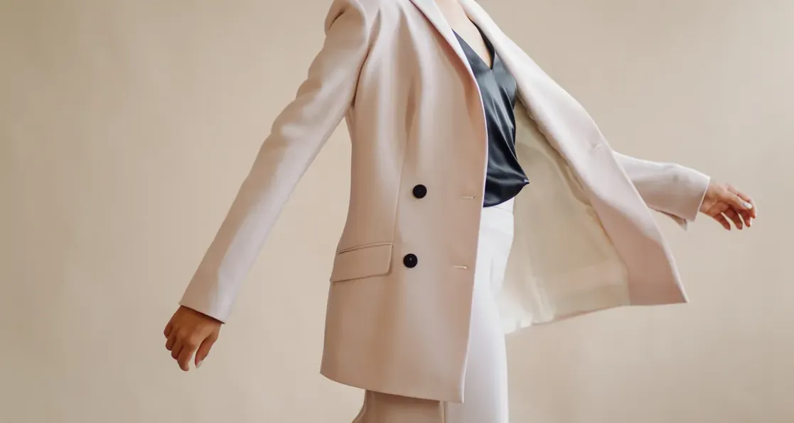 Detalhe de blazer bege claro vestido em estúdio