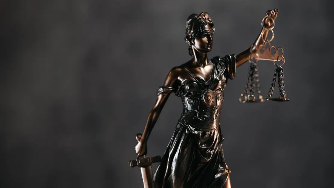 Estátua da justiça de bronze com balança e espada